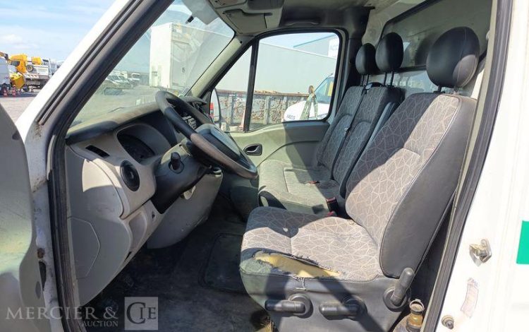 RENAULT MASTER II Phase 3  L2H2 2.5 dCi 16V 114cv POUR TRANSPORT D&rsquo;ANIMAUX – ANNEE  2007 BLANC AT-233-QT