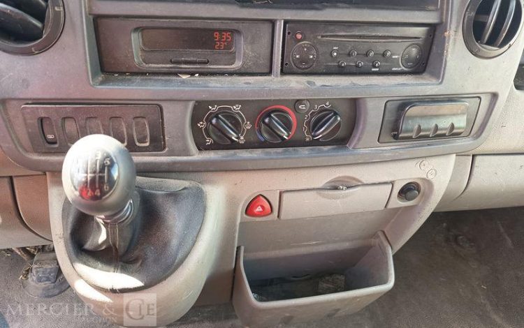 RENAULT MASTER II Phase 3  L2H2 2.5 dCi 16V 114cv POUR TRANSPORT D&rsquo;ANIMAUX – ANNEE  2007 BLANC AT-233-QT