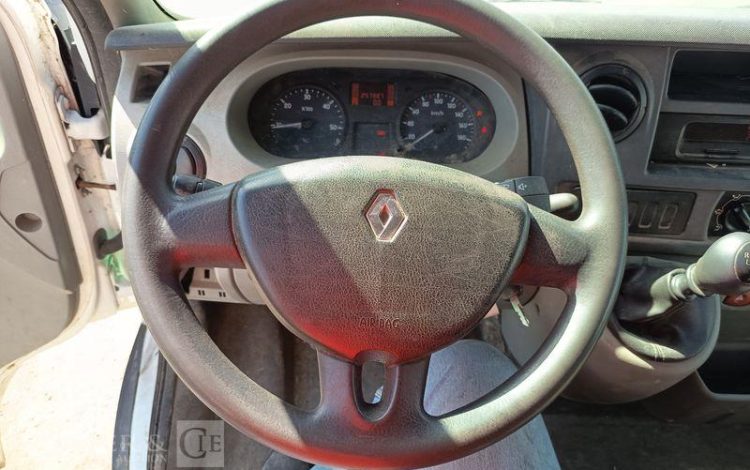 RENAULT MASTER II Phase 3  L2H2 2.5 dCi 16V 114cv POUR TRANSPORT D&rsquo;ANIMAUX – ANNEE  2007 BLANC AT-233-QT