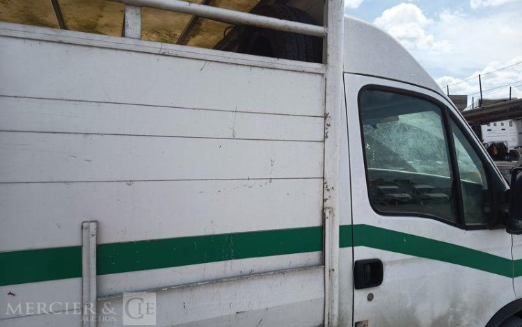 RENAULT MASTER II Phase 3  L2H2 2.5 dCi 16V 114cv POUR TRANSPORT D&rsquo;ANIMAUX – ANNEE  2007 BLANC AT-233-QT