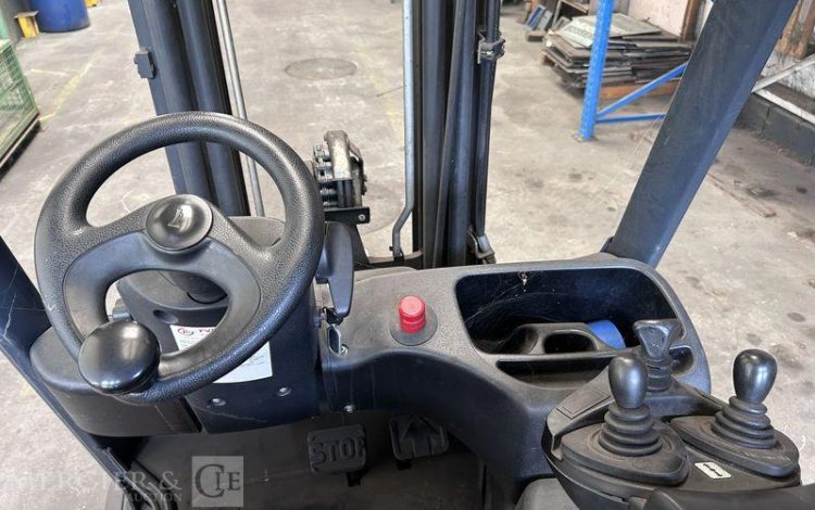 FENWICK CHARIOT ELEVATEUR ELEC E20PH-01 – CAP 2T – AN 2013 – 5134 HEURES ROUGE D07720