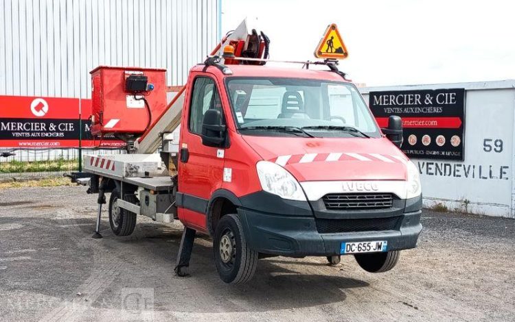 IVECO DAILY 35S11 AVEC NACELLE160 ALU DS – 16 M – 4564 HEURES – 97339 KMS – ANNEE 2014 ROUGE DC-655-JW