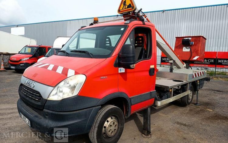 IVECO DAILY 35S11 AVEC NACELLE160 ALU DS – 16 M – 4564 HEURES – 97339 KMS – ANNEE 2014 ROUGE DC-655-JW