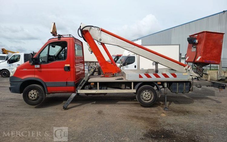 IVECO DAILY 35S11 AVEC NACELLE160 ALU DS – 16 M – 4564 HEURES – 97339 KMS – ANNEE 2014 ROUGE DC-655-JW