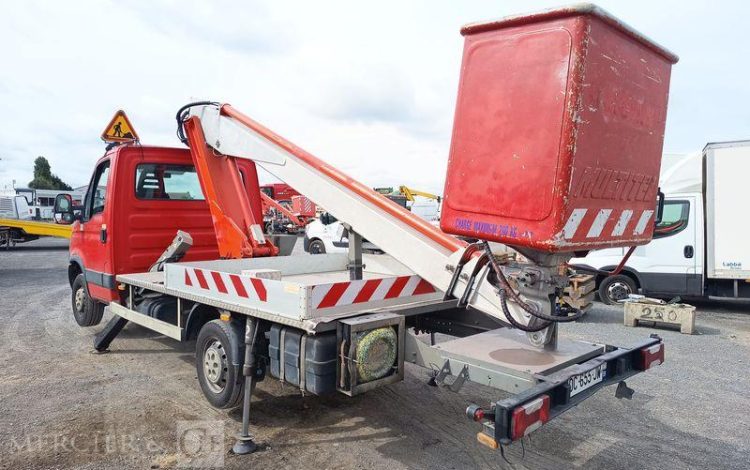 IVECO DAILY 35S11 AVEC NACELLE160 ALU DS – 16 M – 4564 HEURES – 97339 KMS – ANNEE 2014 ROUGE DC-655-JW