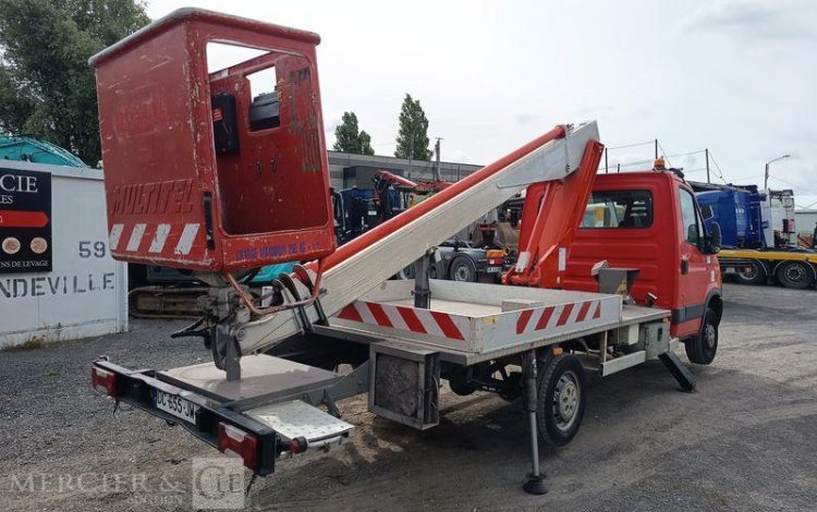 IVECO DAILY 35S11 AVEC NACELLE160 ALU DS – 16 M – 4564 HEURES – 97339 KMS – ANNEE 2014 ROUGE DC-655-JW