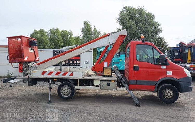 IVECO DAILY 35S11 AVEC NACELLE160 ALU DS – 16 M – 4564 HEURES – 97339 KMS – ANNEE 2014 ROUGE DC-655-JW