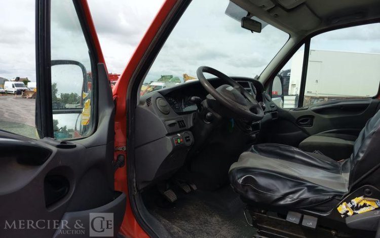 IVECO DAILY 35S11 AVEC NACELLE160 ALU DS – 16 M – 4564 HEURES – 97339 KMS – ANNEE 2014 ROUGE DC-655-JW