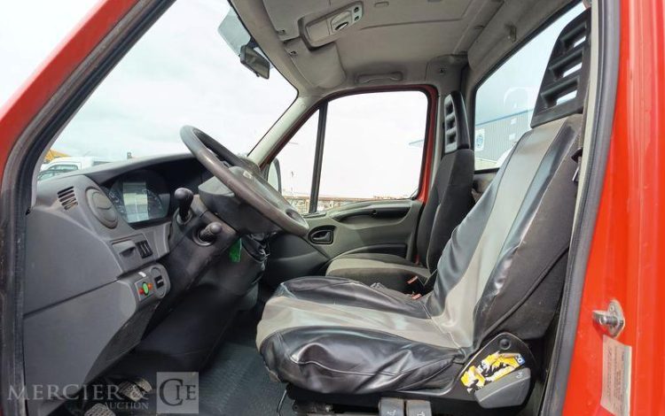 IVECO DAILY 35S11 AVEC NACELLE160 ALU DS – 16 M – 4564 HEURES – 97339 KMS – ANNEE 2014 ROUGE DC-655-JW