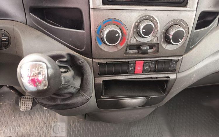 IVECO DAILY 35S11 AVEC NACELLE160 ALU DS – 16 M – 4564 HEURES – 97339 KMS – ANNEE 2014 ROUGE DC-655-JW