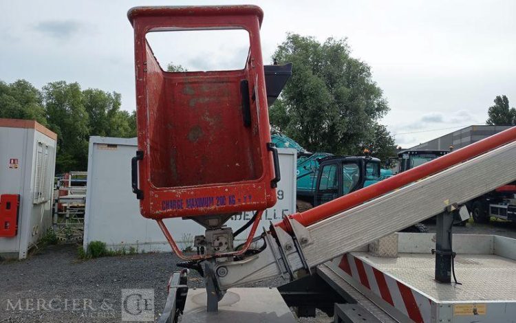 IVECO DAILY 35S11 AVEC NACELLE160 ALU DS – 16 M – 4564 HEURES – 97339 KMS – ANNEE 2014 ROUGE DC-655-JW