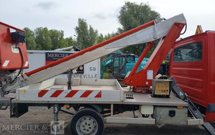 IVECO DAILY 35S11 AVEC NACELLE160 ALU DS – 16 M – 4564 HEURES – 97339 KMS – ANNEE 2014 ROUGE DC-655-JW