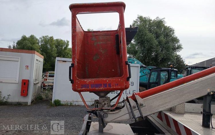 IVECO DAILY 35S11 AVEC NACELLE160 ALU DS – 16 M – 4564 HEURES – 97339 KMS – ANNEE 2014 ROUGE DC-655-JW