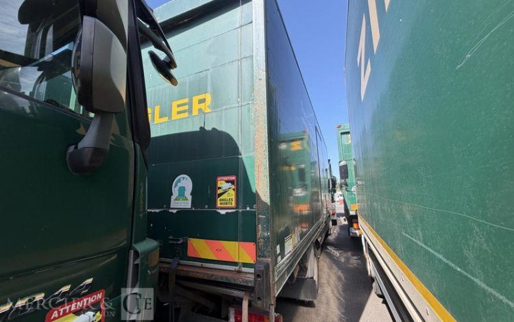 MERCEDES ATEGO VERT DM-364-YB