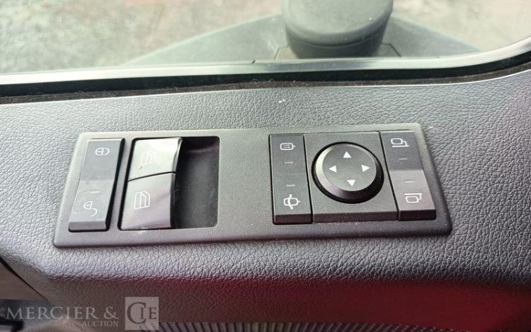 MERCEDES ANTOS 1835 PORTE 5 VOITURES – DIESEL – PTAC : 19 TONNES – 386257 KMS – ANNEE GRIS DP-829-XL