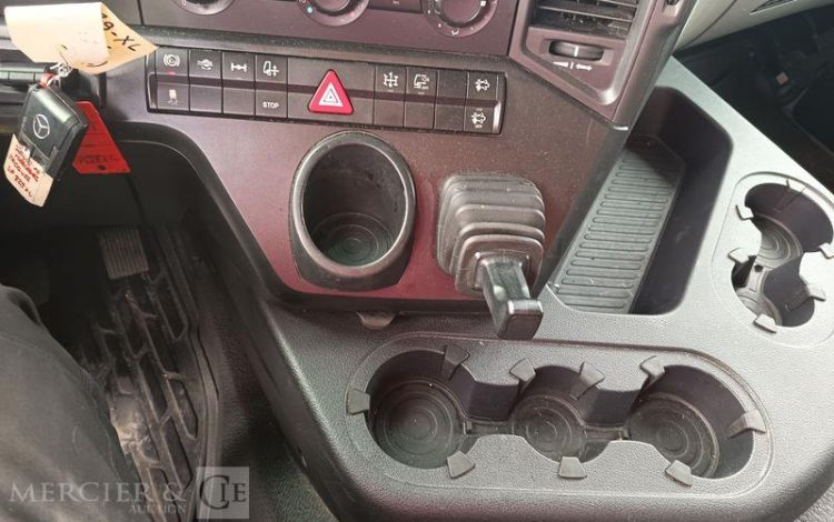 MERCEDES ANTOS 1835 PORTE 5 VOITURES – DIESEL – PTAC : 19 TONNES – 386257 KMS – ANNEE GRIS DP-829-XL