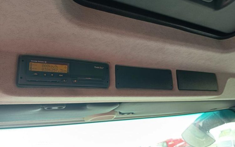 MERCEDES ANTOS 1835 PORTE 5 VOITURES – DIESEL – PTAC : 19 TONNES – 386257 KMS – ANNEE GRIS DP-829-XL