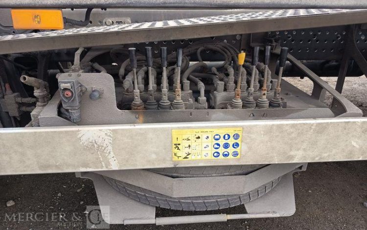 MERCEDES ANTOS 1835 PORTE 5 VOITURES – DIESEL – PTAC : 19 TONNES – 386257 KMS – ANNEE GRIS DP-829-XL