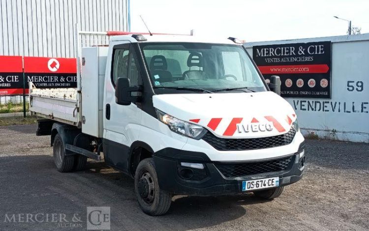 IVECO DAILY 35C13 BENNE AVEC COFFRE ACIER DIESEL – 186588 KMS – ANNEE 2015 BLANC DS-674-CE