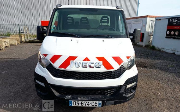 IVECO DAILY 35C13 BENNE AVEC COFFRE ACIER DIESEL – 186588 KMS – ANNEE 2015 BLANC DS-674-CE