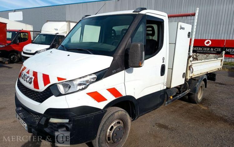 IVECO DAILY 35C13 BENNE AVEC COFFRE ACIER DIESEL – 186588 KMS – ANNEE 2015 BLANC DS-674-CE