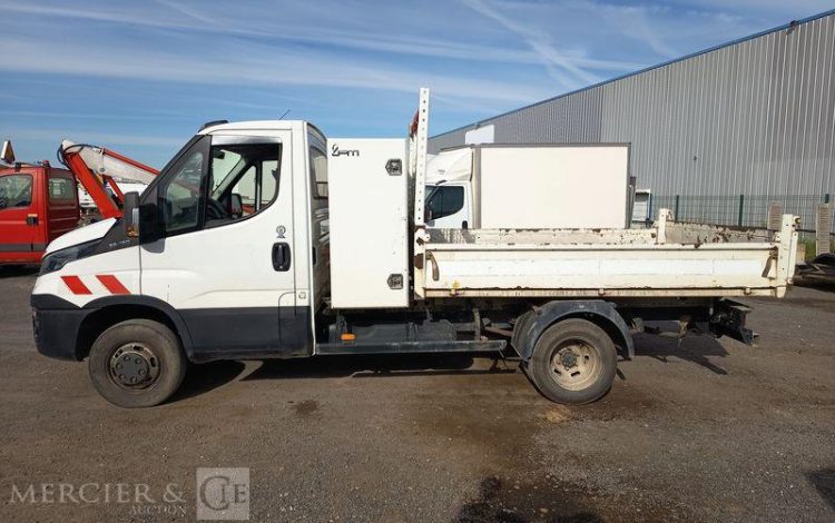 IVECO DAILY 35C13 BENNE AVEC COFFRE ACIER DIESEL – 186588 KMS – ANNEE 2015 BLANC DS-674-CE