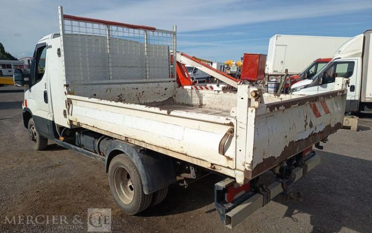 IVECO DAILY 35C13 BENNE AVEC COFFRE ACIER DIESEL – 186588 KMS – ANNEE 2015 BLANC DS-674-CE