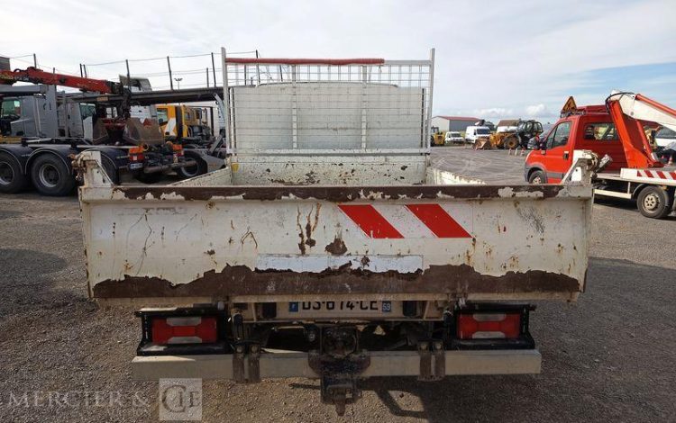 IVECO DAILY 35C13 BENNE AVEC COFFRE ACIER DIESEL – 186588 KMS – ANNEE 2015 BLANC DS-674-CE