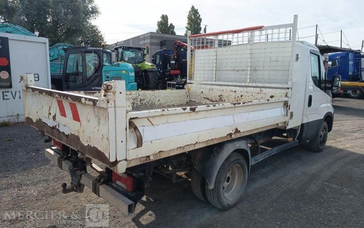 IVECO DAILY 35C13 BENNE AVEC COFFRE ACIER DIESEL – 186588 KMS – ANNEE 2015 BLANC DS-674-CE