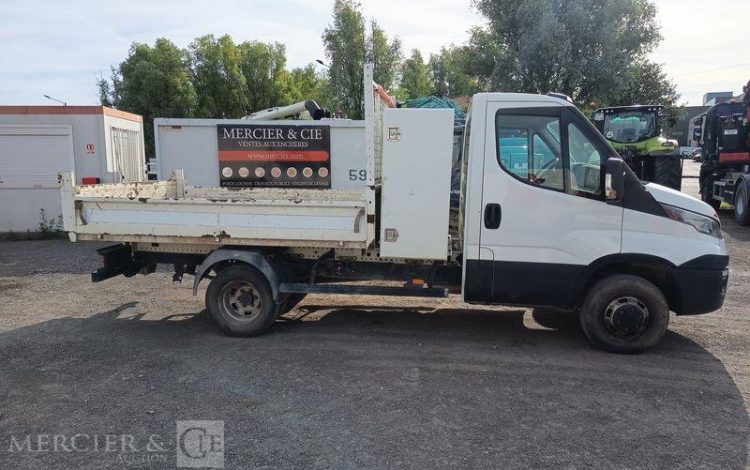 IVECO DAILY 35C13 BENNE AVEC COFFRE ACIER DIESEL – 186588 KMS – ANNEE 2015 BLANC DS-674-CE