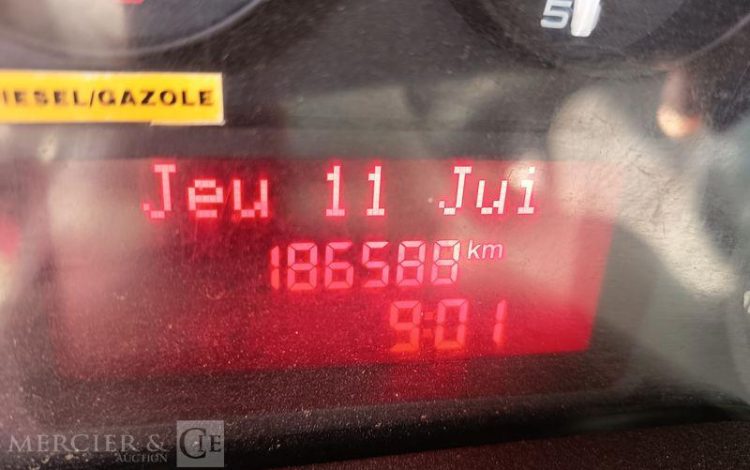 IVECO DAILY 35C13 BENNE AVEC COFFRE ACIER DIESEL – 186588 KMS – ANNEE 2015 BLANC DS-674-CE