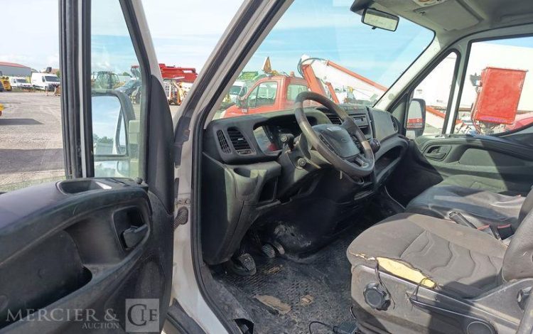 IVECO DAILY 35C13 BENNE AVEC COFFRE ACIER DIESEL – 186588 KMS – ANNEE 2015 BLANC DS-674-CE