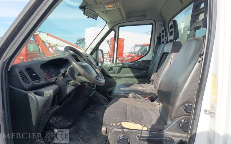 IVECO DAILY 35C13 BENNE AVEC COFFRE ACIER DIESEL – 186588 KMS – ANNEE 2015 BLANC DS-674-CE