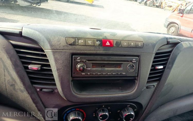 IVECO DAILY 35C13 BENNE AVEC COFFRE ACIER DIESEL – 186588 KMS – ANNEE 2015 BLANC DS-674-CE