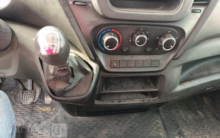 IVECO DAILY 35C13 BENNE AVEC COFFRE ACIER DIESEL – 186588 KMS – ANNEE 2015 BLANC DS-674-CE