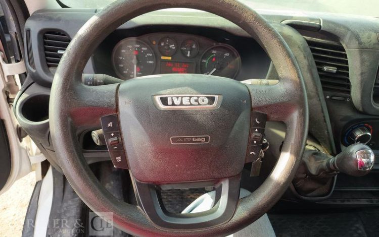 IVECO DAILY 35C13 BENNE AVEC COFFRE ACIER DIESEL – 186588 KMS – ANNEE 2015 BLANC DS-674-CE