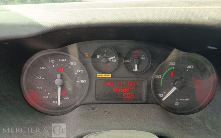 IVECO DAILY 35C13 BENNE AVEC COFFRE ACIER DIESEL – 186588 KMS – ANNEE 2015 BLANC DS-674-CE