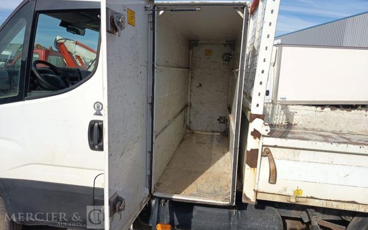 IVECO DAILY 35C13 BENNE AVEC COFFRE ACIER DIESEL – 186588 KMS – ANNEE 2015 BLANC DS-674-CE