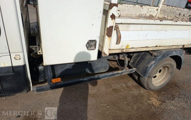 IVECO DAILY 35C13 BENNE AVEC COFFRE ACIER DIESEL – 186588 KMS – ANNEE 2015 BLANC DS-674-CE