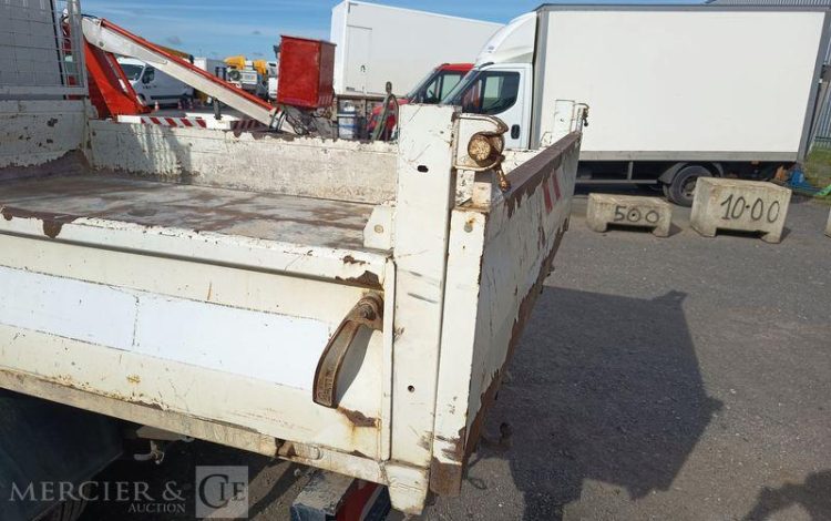 IVECO DAILY 35C13 BENNE AVEC COFFRE ACIER DIESEL – 186588 KMS – ANNEE 2015 BLANC DS-674-CE
