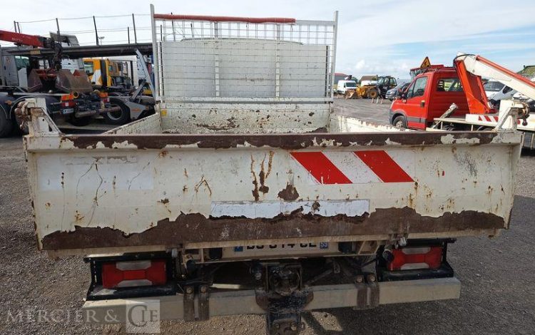 IVECO DAILY 35C13 BENNE AVEC COFFRE ACIER DIESEL – 186588 KMS – ANNEE 2015 BLANC DS-674-CE