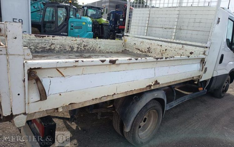 IVECO DAILY 35C13 BENNE AVEC COFFRE ACIER DIESEL – 186588 KMS – ANNEE 2015 BLANC DS-674-CE