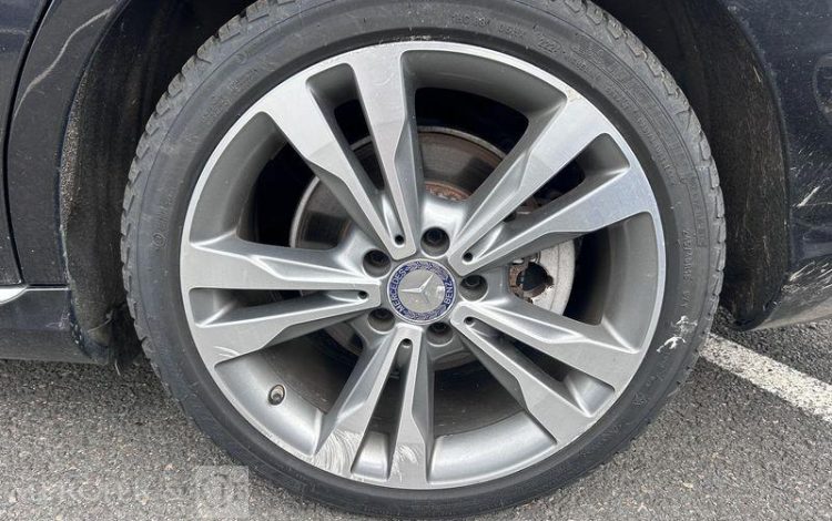MERCEDES CLASSE C NOIR DV-556-YB