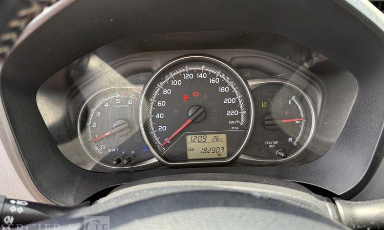 TOYOTA YARIS 1.4 D4D 90ch BUSINESS BLANC EB-681-AE