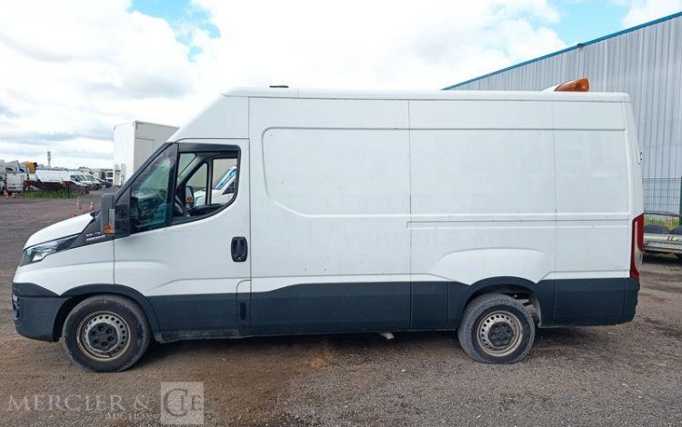 IVECO DAILY VI Fourgon 35S13 2.3 LD 16V BVR 126 cv Boîte auto – DIESEL – ANNEE 2016 BLANC EG-860-MX