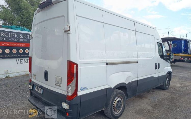 IVECO DAILY VI Fourgon 35S13 2.3 LD 16V BVR 126 cv Boîte auto – DIESEL – ANNEE 2016 BLANC EG-860-MX