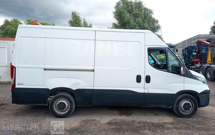 IVECO DAILY VI Fourgon 35S13 2.3 LD 16V BVR 126 cv Boîte auto – DIESEL – ANNEE 2016 BLANC EG-860-MX