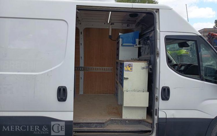 IVECO DAILY VI Fourgon 35S13 2.3 LD 16V BVR 126 cv Boîte auto – DIESEL – ANNEE 2016 BLANC EG-860-MX