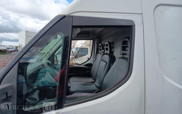 IVECO DAILY VI Fourgon 35S13 2.3 LD 16V BVR 126 cv Boîte auto – DIESEL – ANNEE 2016 BLANC EG-860-MX