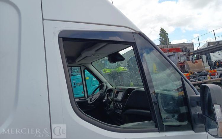 IVECO DAILY VI Fourgon 35S13 2.3 LD 16V BVR 126 cv Boîte auto – DIESEL – ANNEE 2016 BLANC EG-860-MX